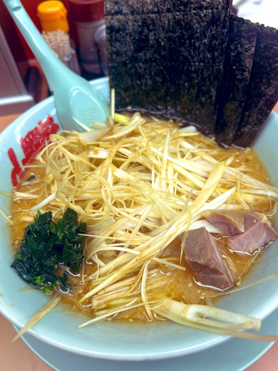 LEONDAIHYOU's tweet photo. ちょっと待ってくれ…

山岡家発見！！人生初！！

初めてだから発券機で迷ってたらおっちゃんに…

「にーちゃん始めてか？んなら黙って特製みそでえーぞ」

って言われたから注文して食べたんやけど…

"革命的にうまかった"

ダイエット中だからスープは全部飲まないように…飲んじゃったw https://t.co/2RALfEF7ok