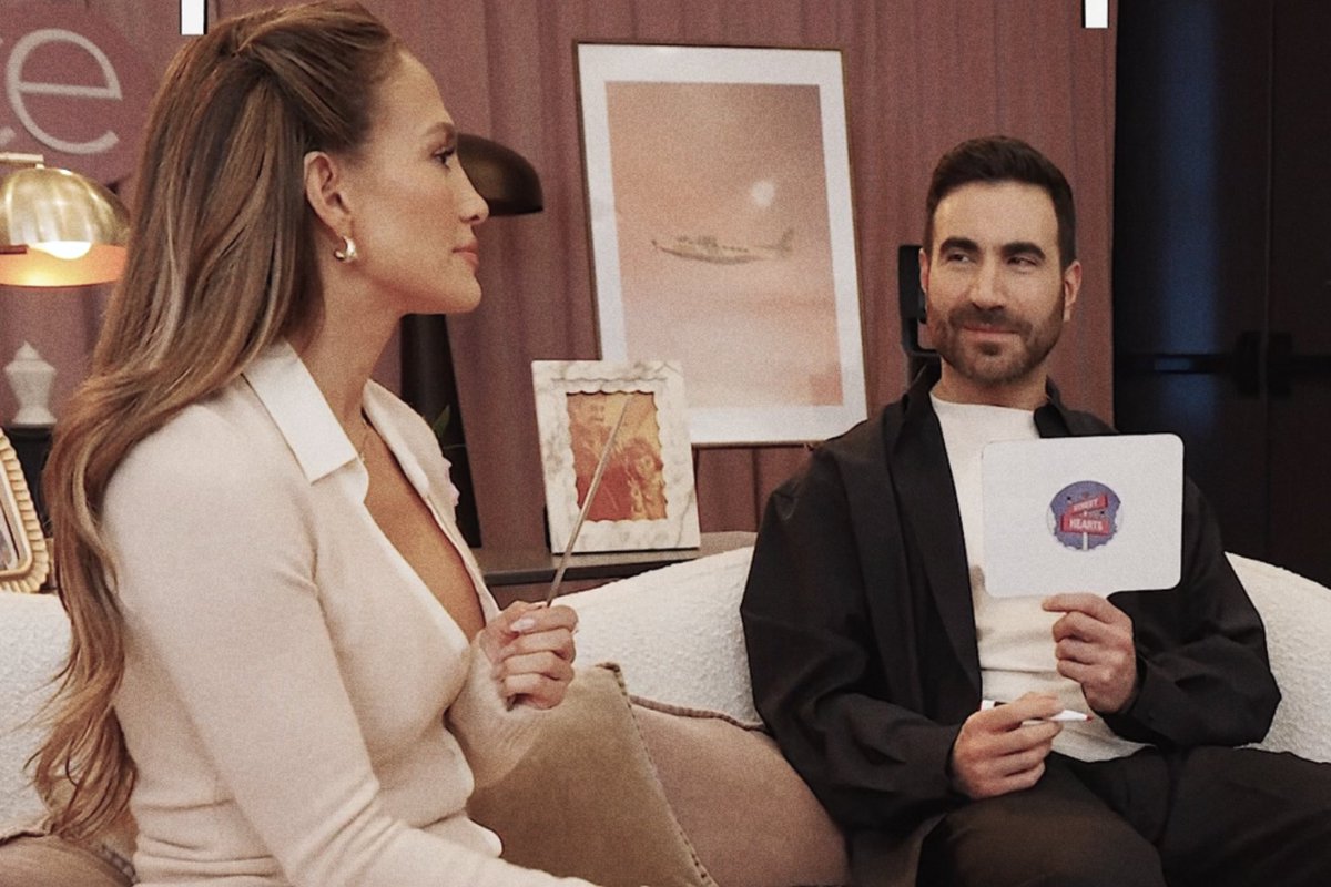 jloismylover's tweet photo. the way brett looks at jlo. https://t.co/RbTiWdSCUu