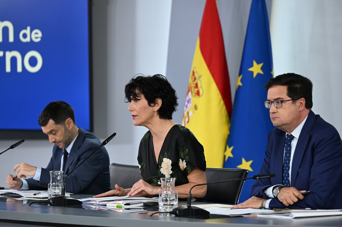 desdelamoncloa's tweet photo. Hoy en el Consejo de Ministros:

🔸Más de 2.200 M€ extra para el sistema de dependencia.

🔸Actualiza el Reglamento General de Circulación.

🔸Contribución de 300 M€ para gigafactorías de IA e iniciativas de tecnología cuántica.

Más ⤵️
https://t.co/OlGFHTPh1O https://t.co/XwngAR8pYR