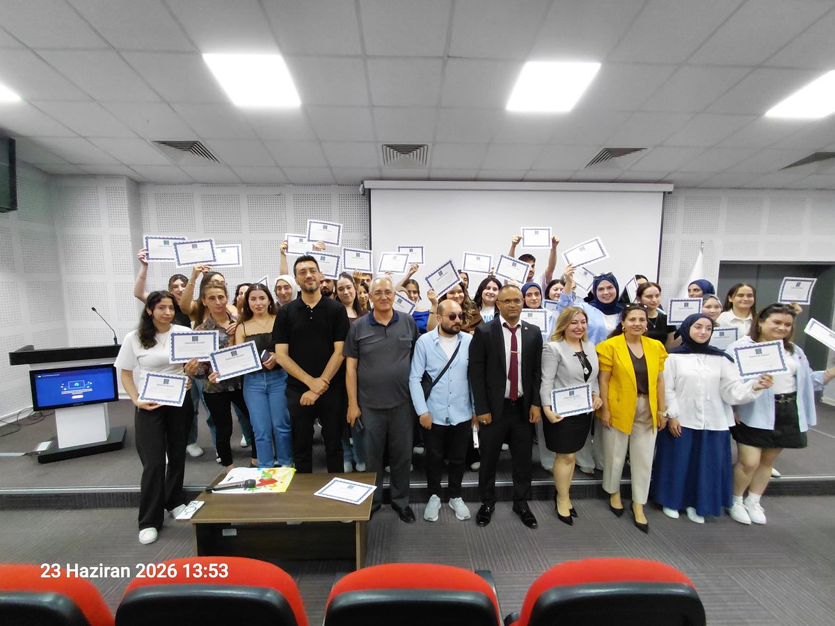 altinokta_1950's tweet photo. 📚 Eğitimde Engelleri Birlikte Aşıyoruz

Altı Nokta Körler Derneği Gençlik Meclisi bünyesinde faaliyet gösteren AGEM Akademi, 15 Eylül 2025 – 19 Haziran 2026 tarihleri arasında yaklaşık 30 görme engelli öğrenciye, 22 öğretmen ve 75 gönüllü okuyucunun desteğiyle üniversite sınavına hazırlık sürecinde katkı sundu. Süreç boyunca öğrencilerimiz için 16 deneme sınavı gerçekleştirildi.

Projeye gönüllü okuyucu desteği veren Kütahya Sağlık Bilimleri Üniversitesi Sosyal Hizmet Bölümü öğrencilerine teşekkür belgeleri, Gençlik ve Spordan Sorumlu Genel Başkan Yardımcımız İsmail Barış tarafından takdim edildi.

Başta Eğitim ve Gelişim Sorumlumuz Kadir Tek olmak üzere, AGEM Akademi yönetimine, öğretmenlerimize, gönüllülerimize, Genel Başkanımız Yusuf Dugan’a ve emeği geçen herkese teşekkür ediyor; öğrencilerimize başarılar diliyoruz.

#AltıNoktaKörlerDerneği #AGEMAkademi #EğitimdeEngelleriBirlikteAşıyoruz