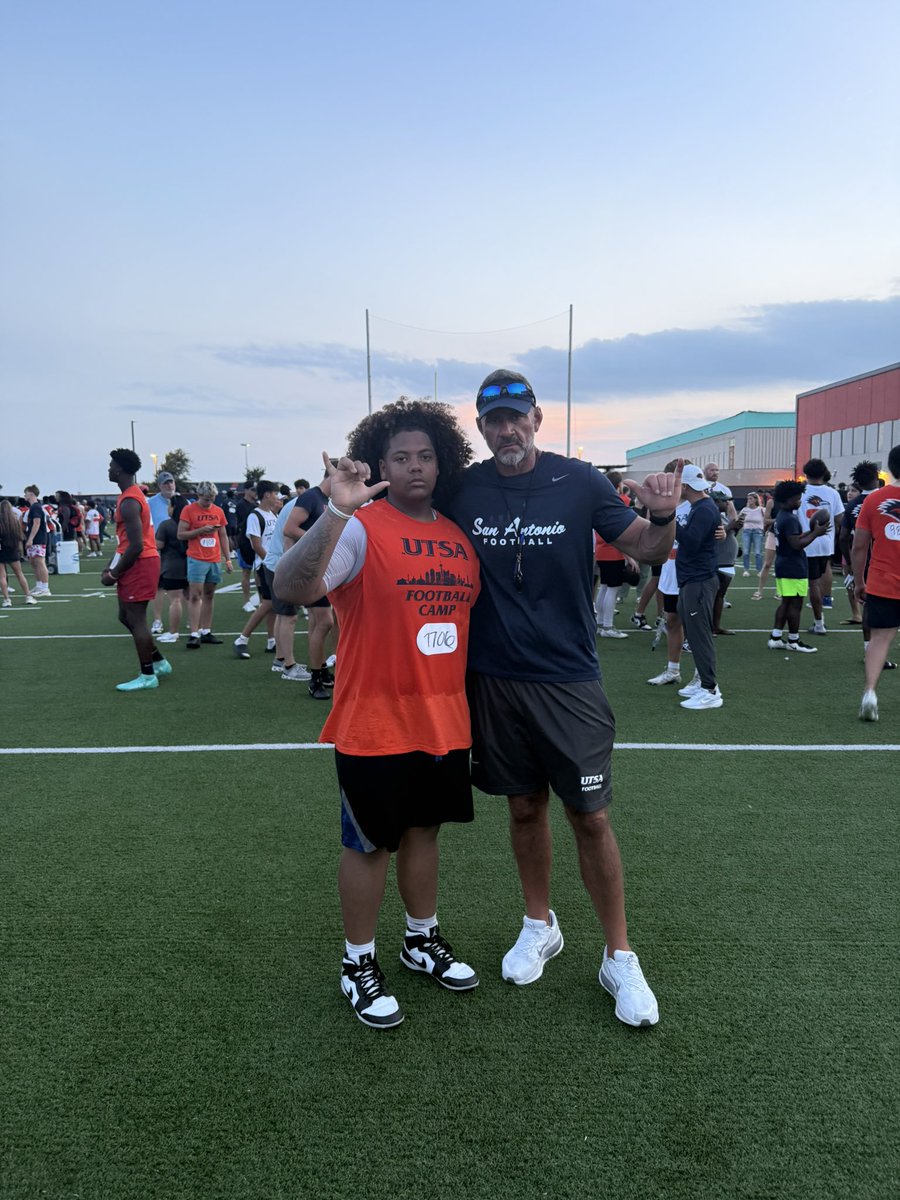 21O_52D's tweet photo. Had a great time at the @UTSAFTBL camp meet some great coaches and got 1% better!! @CoachTraylor @KurtTraylor 

@Sotocats_FB @jamccall14 @CoachBanda_SHS @CoachSanchezSHS @Coach_MOrales https://t.co/sTeBX9edHC
