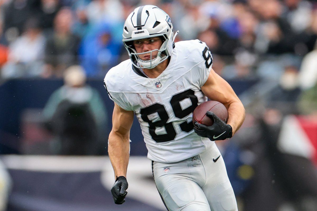 KingNFLstats's tweet photo. Over/under receiving yards for LV Raiders pass catchers:

B. Bowers: 825.5 yds
T. Tucker: 625.5 yds
A. Jeanty: 400.5 yds

yeesh

#RaiderNation