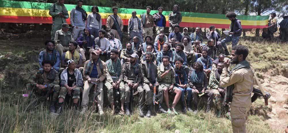 Asebeshoa's tweet photo. ተዋጋ ወይ ሸዋ ተዋጋ ወይ፣
መች ተዋጋና(2)
መክሮ ጨርሶ(2)
አስቧል(2) ገና።
👇👇👇

አፋብን ሸዋ ጠቅላይ ግዛት አሳምነው ዕዝ የመጀመሪያ መደበኛ ጉባዔውን አካሄደ

​ሰኔ 16/2018 ዓ.ም

​በሸዋ ጠቅላይ ግዛት ውስጥ ሲንቀሳቀሱ የነበሩ�� ሁለቱ ዕዞች አንድነታቸውን እውን ካደረጉበት ቀን ጀምሮ በሸዋ ጠንካራ ድርጅታዊና ተቋማዊ እንቅስቃሴዎች ተጠናክረው ቀጥለዋል። የሸዋ ጠቅላይ ግዛት አሳምነው ዕዝ የመጀመሪያ ጉባዔውን በማካሄድ የሸዋን አንድነት በጽኑ መሠረት ላይ እያጠናከረ መጓዙን ቀጥሏል።

​ይህ ጉባዔ ከሰኔ 9/2018 ዓ.ም እስከ ሰኔ 15/2018 ዓ.ም ለተከታታይ ሰባት (7) ቀናት የተካሄደ ሲሆን፣ በጉባዔው ላይ የዕዙ ጠቅላላ ማዕከላዊ ኮሚቴ አባላት ተሳትፈዋል። በዚሁ ስብሰባ ላይ ድርጅቱ ከትላንት እስከ ዛሬ እንዲሁም ከዛሬ እስከ ነገ በሚከተላቸው መርሆች ላይ ጥልቅ ግምገማ በማድረግ፣ የታዩ ክፍተቶችን በመንቀስና ለቀጣይ ስኬትን ሊያጎናፅፉ የሚያስችሉ ውሳኔዎችን በ��ሳለፍ የቀጣይ አቅጣጫዎችን አስቀምጧል።

​በጉባዔው የተለዩ ዋና ዋና ክፍተቶችና የተወሰዱ ማስተካከያዎች፦

 ▸ቀደም ሲል የነበሩ የተናጠል ጉዞዎች ህዝብን፣ ሰራዊትንና ደጋ���ዎችን ያሳፈሩ፣ ትግሉ በሚፈለገው ፍጥነት እንዳይሄድ ያደረጉና ለጠላት ጊዜ የሰጡ በመሆናቸው ወደፊት እንዳይደገሙ ተደርጓል።

▸የድርጅቱ የአሠራር ክፍተቶች ተገምግመው፣ አንድ ወጥና ሰንሰለቱን የጠበቀ አሠራር እንዲዘረጋ በሚል አቋም ተይዟል።
▸ከጉባዔው ማግስት ጀምሮ የድርጅቱ ወታደራዊና ህዝባዊ መዋቅር ሙሉ በሙሉ ወደ ሥራ እንዲገባ ተወስኗል።
▸የህዝብና የሰራዊት መብቶችን ማክበር ቀዳሚ ተግባር መሆኑ ተረጋግጧል።

በሂደቱም ቀጣይ በትኩረት እንድሰሩ አቅጣጫ የተሰጠባቸው ጉዳዮች :-  ▸ድርጅታዊ አሠራርና መርሆዎችን ሙሉ በሙሉ ተፈፃሚ ማድረግ።
▸በህዝባዊ አገልግሎት ሰጪ ተቋማት ላይ አንድ ወጥ አሠራርን መተግበር።
▸የሰራዊቱን ብቃትና ዝግጁነት በስልጠናና ተሃድሶ ወደ መካናይዝድ በማሻሻል ለማይቀረው ድል ማዘጋጀት።
▸ህዝቡ ከትላንት ደጀንነቱ በላቀ መልኩ፣ ለነገው የድል ግስጋሴ በጠንካራና ወጥ አደረጃጀት እንዲዘጋጅ ማድረግ።

አርበኛ ኢ/ር ደሳለኝ ሲያስብ (የዕዙ ዋና መሪ) እንደገለፀው :-ትግሉ ግለቱን ጠብቆ እንዳይሄድ አደናቃፊ የነበረውን ወጥመድ በጥሰነዋል።
ማዕከላዊ ኮሚቴው በሰራዊቱና በህዝቡ ፍላጎት እውን የሆነውን የሸዋ አንድነት በተግባር ለመግለጽ ከመቼውም በላይ በልበ ሙሉነት ሥራ መጀመሩን ገልጿል።

​አርበኛ ጠጁ ባበይ (የዕዙ ም/ል መሪ) እንደገለፀው :-ከውስጥም ከውጪም ድላችንን ለሚናፍቅና በአንድነቱ ደስ ለተሰኘው ሁሉ፣ ለምናደርገው አኩሪ የህልውና ተጋድሎ ከጎናችን ትሆኑ ዘንድ ጥሪያችን ተግባራዊ ነው።አንድነታችን እውን ነው።ከዚህ ቡሀላ አንድነትን የሚጠላ ካለ ህዝባችንንና ሰራዊታችንም አይቀበልም በአንድነት ለማይቀረው ድል እንጓዛለን።

���በማጠቃለያው፣ የአገዛዙን ዕድሜ ላለማራዘም ዋጋ እየከፈሉ ላሉ ጀግኖች የድል ቀን ከመቼውም በላይ እየቀረበች ስለሆነ አስፈላጊውን ዝግጅት እንዲያደርጉ  መስራት አለብን በማለት ሀሳቡን ገልጿል።።

​"ክብር ለትግሉ ሰማዕታት!"
"ህልውናችን በተባበረ ክንዳችን!"

​የአፋብን ሸዋ ጠቅላይ ግዛት አሳምነው ዕዝ የህዝብ ግንኙነት መምሪያ