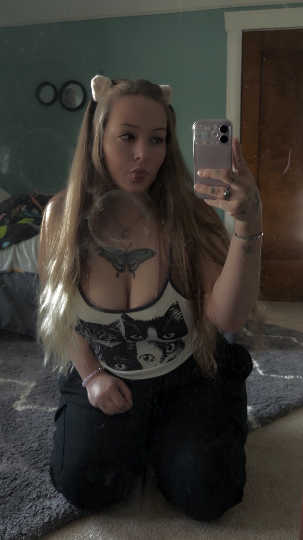 Fuck it we ball. Also fuck Snapchat. Also have a good day🐱 Pls don’t comment abt my mirror being dirty or I’m fucking your sister. https://t.co/dtmrJtt0bM