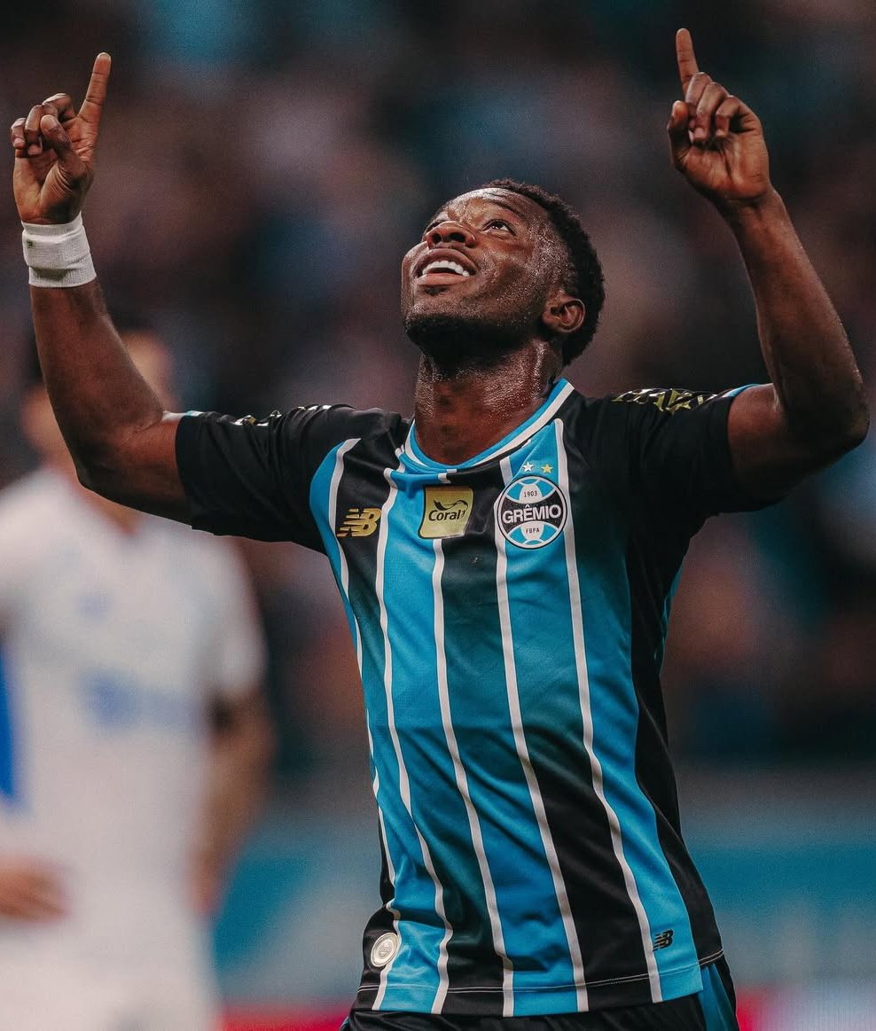 News_Tricolor0's tweet photo. 🚨 Grêmio trava nas renovações de Amuzu e Carlos Vinícius. 

Staff de Amuzu pede forte valorização e assusta a direção. Carlos Vinícius tem sondagens da Arábia e EUA; clube oferece 2 anos, mas salário emperra. Gatilho até 2027 (60%).

 🗞️ GZH https://t.co/jkAuEFRnOB