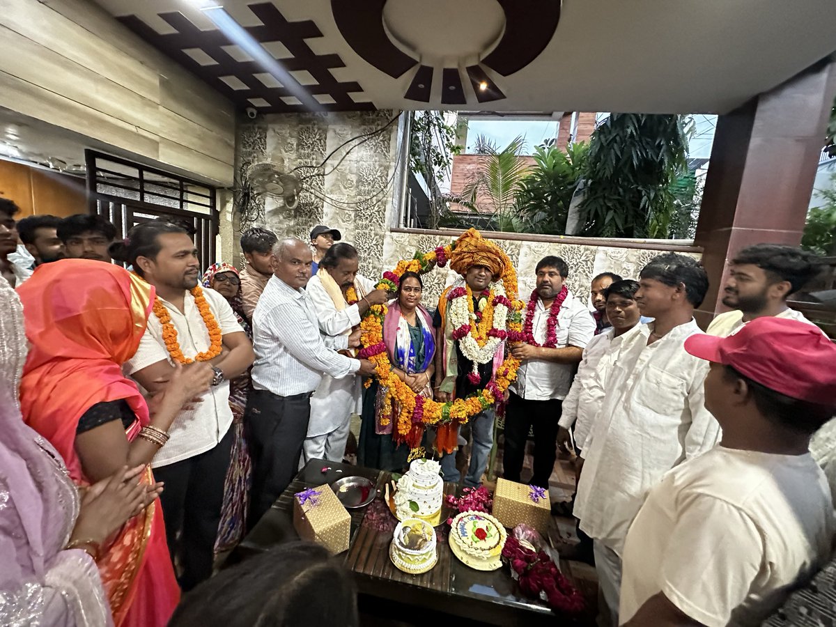 manoj64801's tweet photo. “आज मेरे जन्मदिन को इतना भव्य, यादगार और विशेष बनाने के लिए आप सभी प्रियजनों, मित्रों एवं महानुभावों का मैं हृदय की गहराइयों से आभार व्यक्त करता हूँ। आपके स्नेह, शुभकामनाओं, प्रेम और आशीर्वाद ने इस दिन को मेरे जीवन के सबसे खूबसूरत पलों में शामिल कर दिया है। https://t.co/1WPfzr3gLe