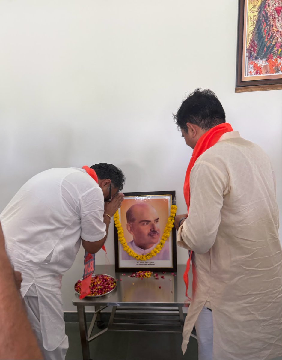 devjimpatel's tweet photo. भाजपा कार्यालय सांचौर में भारत की एकता एवं अखंडता के प्रखर राष्ट्रवादी चिंतक, जनसंघ के संस्थापक एवं महान शिक्षाविद् डॉ. श्यामा प्रसाद मुखर्जी के पुण्यतिथि अवसर पर  सादर श्रद्धासुमन अर्पित कर विनम्र श्रद्धांजलि दी।

राष्ट्रहित एवं अखंड भारत के प्रति उनका त्याग, समर्पण और विचार सदैव प्रेरणास्रोत रहेंगे।

इस दौरान आहोर विधायक श्री छगनसिंह जी राजपुरोहित, जिला प्रभारी श्री महेंद्र जी मेघवाल, पूर्व विधायक श्री जगसीराम जी कोली, एससी मोर्चा जिला अध्यक्ष श्री बाबूलाल जी मेघवाल, जिला महामंत्री श्री प्रकाश जी छाजेड़,  मंडल अध्यक्ष श्री गंगदाराम चौधरी, श्री रूपाराम गहलोत, श्री दलपतसिंह सिंह, श्री जयसिंह जी रेवदर, देवराज चौधरी, श्री गजेंद्र सिंह कारोला, श्री जामराम चौधरी, श्री गोविंद जी पुरोहित, श्री ईश्वर जी सुथार, श्री सगताराम जी, श्री दुर्गा राम जी बेनीवाल, श्री बाबूनाथ जी, श्री महिपाल सिंह, मण्डल  महामंत्री श्री मांगीलाल जी, श्री हरीश जी गर्ग, चेनराज जी, श्री जवानमल जी सुथार, श्री डूंगर सिंह कारोला, श्री गिरधारी सिंह, श्री मसराराम जी एवं भाजपा के वरिष्ठ कार्यकर्ता उपस्थित रहे।

@BJP4India
@BJP4Rajasthan @ChhaganSinghMLA