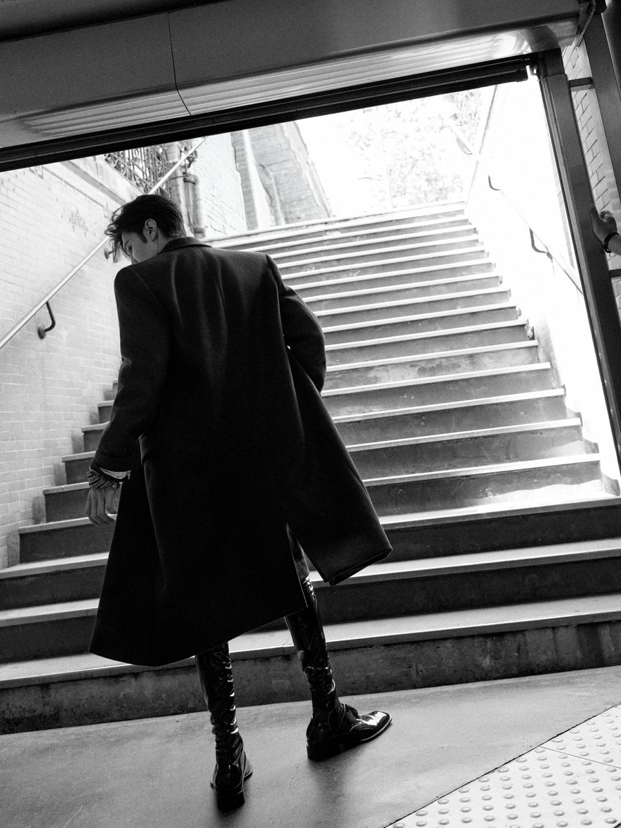 chenzheyuanbao's tweet photo. @YSL 062326 | Chen Zheyuan studio weibo update 

📁C:\User\PFW\Take the suit👔

How does he look today? 

#ChenZheyuan #SaintLaurent 
#ChenZheyuanxSaintLaurent
@YSL https://t.co/t2CoYt7FFC
