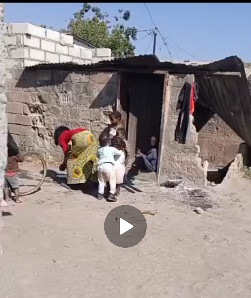 bennyMalama's tweet photo. Mother of 6 lives in a small one room mud house in Chawama. She is mentally ill and survives solely on handouts.
We are looking for well wishers to help support this family.
Every contribution matters whether financial,clothes,shoes,or any other items. 

📞+260 973 768651 https://t.co/vzaDGbZb2e