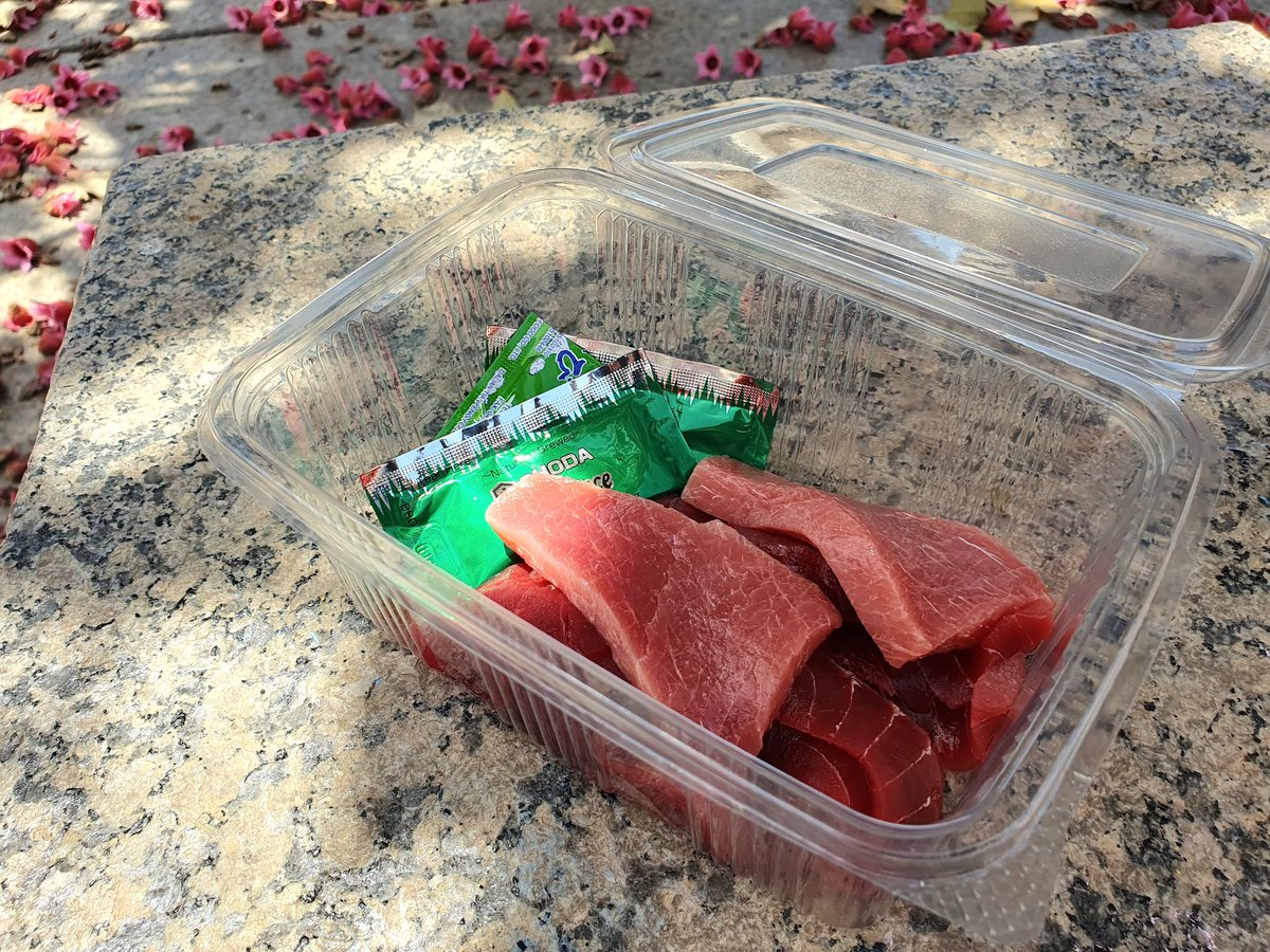 gron_sweden's tweet photo. マラガの市場で、マグロの赤身と中トロに近い部分。
醤油とわさびもありました。聞いてみるものですね。 https://t.co/kYQf3el2VW