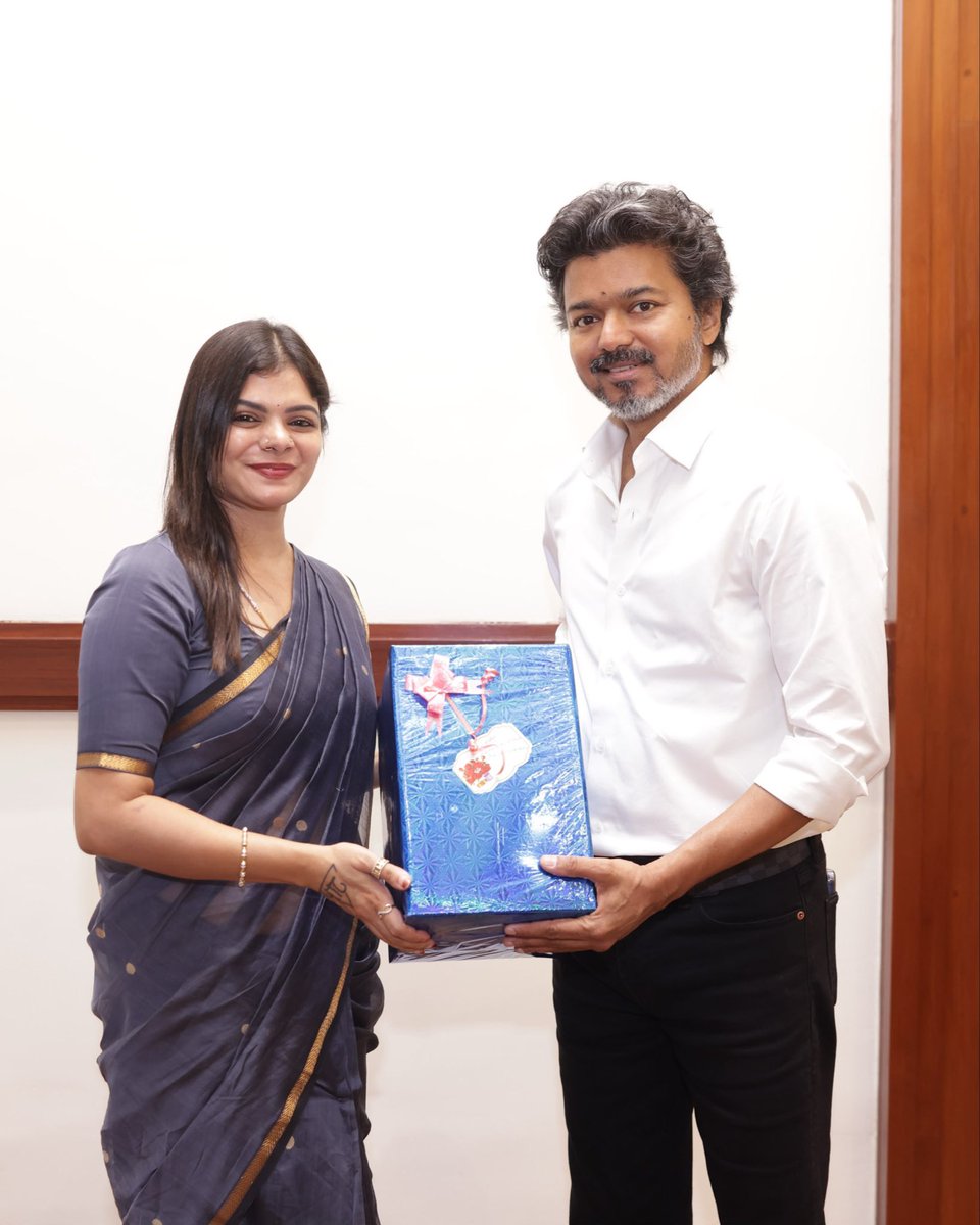 Kanimozhi_tvk's tweet photo. மாண்புமிகு தமிழ்நாடு முதலமைச்சர் திரு. C. ஜோசப் விஜய் அவர்களை நேரில் சந்தித்த தருணம் மிகவும் மகிழ்ச்சியளிக்கிறது.

மக்களின் நலனை முதன்மையாகக் கொண்டு சிறப்பான நிர்வாகத்தையும் 
வளர்ச்சித் திட்டங்களையும் முன்னெடுத்து வரும் முதலமைச்சர் அவர்களின் 
பணிகள் தொடர்ந்து வெற்றியடைய மனமார்ந்த பாராட்டுகளும் நல்வாழ்த்துகளும்.

என்றும் மக்கள் பணியில் 
கவுண்டம்பாளையம் சட்டமன்ற உறுப்பினர் 
திருமதி. RD. கனிமொழி சந்தோஷ் MLA