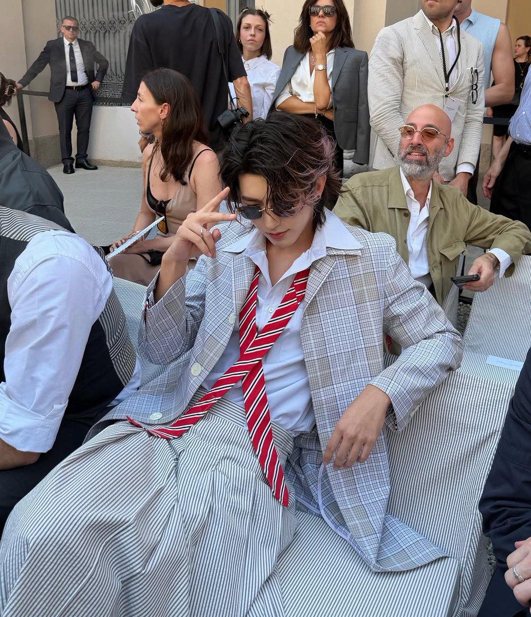 jssnrrw's tweet photo. All eyes on KUN at Thom Browne’s Milan debut show.

KUN’s MFW moment
#KUN #KUNxTHOMBROWNESS27 #THOMBROWNE #MFW
@kun_officialx @ThomBrowne https://t.co/UisEWShMjh