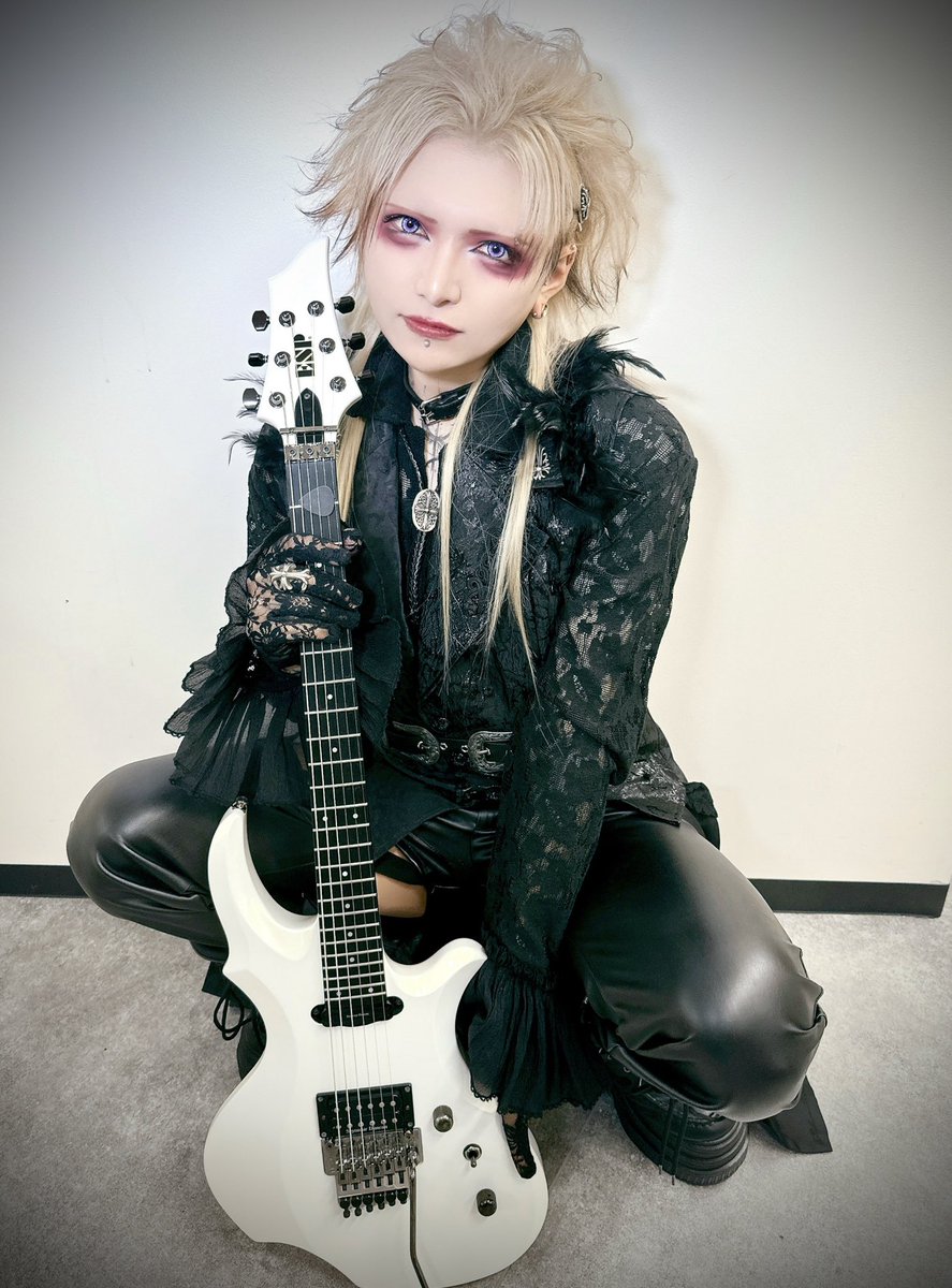 otonademobo_ya's tweet photo. 五反田BLAZE満員御礼㊗️
ありがとうございました！

久しぶりに演奏する曲が沢山あったので過去のMVを見て予習してたのですが
自分が太りながらカッコつけてて面白かったです。ふとカッコつけ
当時からデブちんぼーやを応援してくれた皆様ありがとう、、
絶対今のがカッコいいので『レイドまた活動してる！』と気になった人は、また会いに来てください🐷❗️

楽屋でシャミオ様に暁くん紹介して話してるのが交わる事なさそうな世界線すぎておもろかった
ふたりともめちゃくちゃ真面目で良い人です

次のthe Raid.は7/27(月)大阪MUSE🦋
