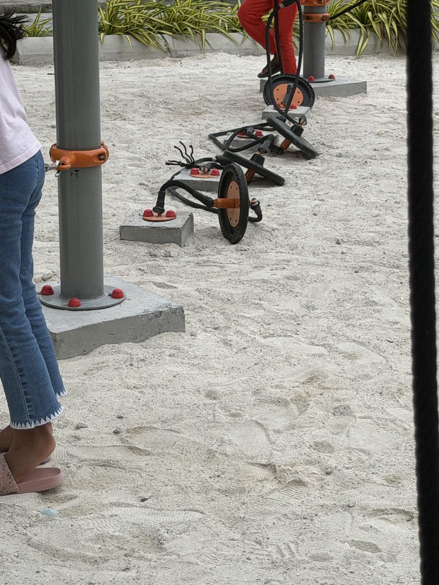 Mushaath's tweet photo. Mi gothah park hadhaafa public ah hulhuvaalaairu evves varakah kudhinge safety ah visnaafa veytho? This park is not at all safe for kids. I am talking about the park which was recently opened near vinares 9 and 10. https://t.co/7mxzacYSk7