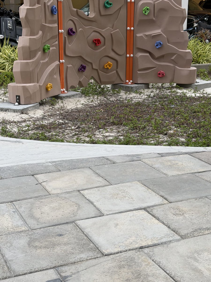 Mushaath's tweet photo. Mi gothah park hadhaafa public ah hulhuvaalaairu evves varakah kudhinge safety ah visnaafa veytho? This park is not at all safe for kids. I am talking about the park which was recently opened near vinares 9 and 10. https://t.co/7mxzacYSk7