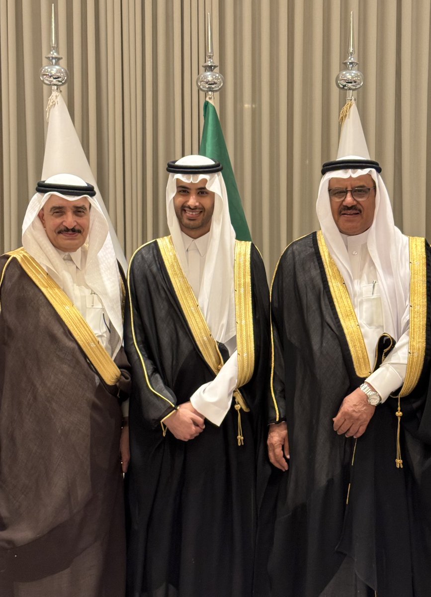Altunisi_M's tweet photo. سعدت بمشاركة الصديق د. #فهد_الطياش عضو #مجلس_الشورى فرحته بزواج ابنه عبد الله على كريمة #منصور_الشلهوب .
زمالة سنواتٍ مع الطياش بدأت من مقاعد الدراسة في قسم إعلام #جامعة_الملك_سعود ثم في #صحيفة_الإقتصادية التي تولى فيها نيابة رئاسة التحرير وقت رئاستي تحريرها، ثم مديرًا عامًّا للمجموعة السعودية للأبحاث والإعلام التي دخلها نائيًا لرئيس تحرير #صحيفة_الشرق_الأوسط .
بارك الله للعروسين وبارك فيهما وأسعدهما.