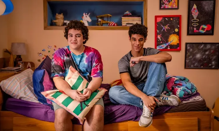 delucca's tweet photo. ainda meio impactado depois de ter assistido 15 Dias no cinema, vou precisar assistir de novo com menos impacto emocional. o trampo do @vitormrtns ganhou um brilho tremendo na adaptação, então vão no cinema valorizar essa belíssima obra LGBT brasileira, gente! ❤️ https://t.co/Dxi6mRy1ST