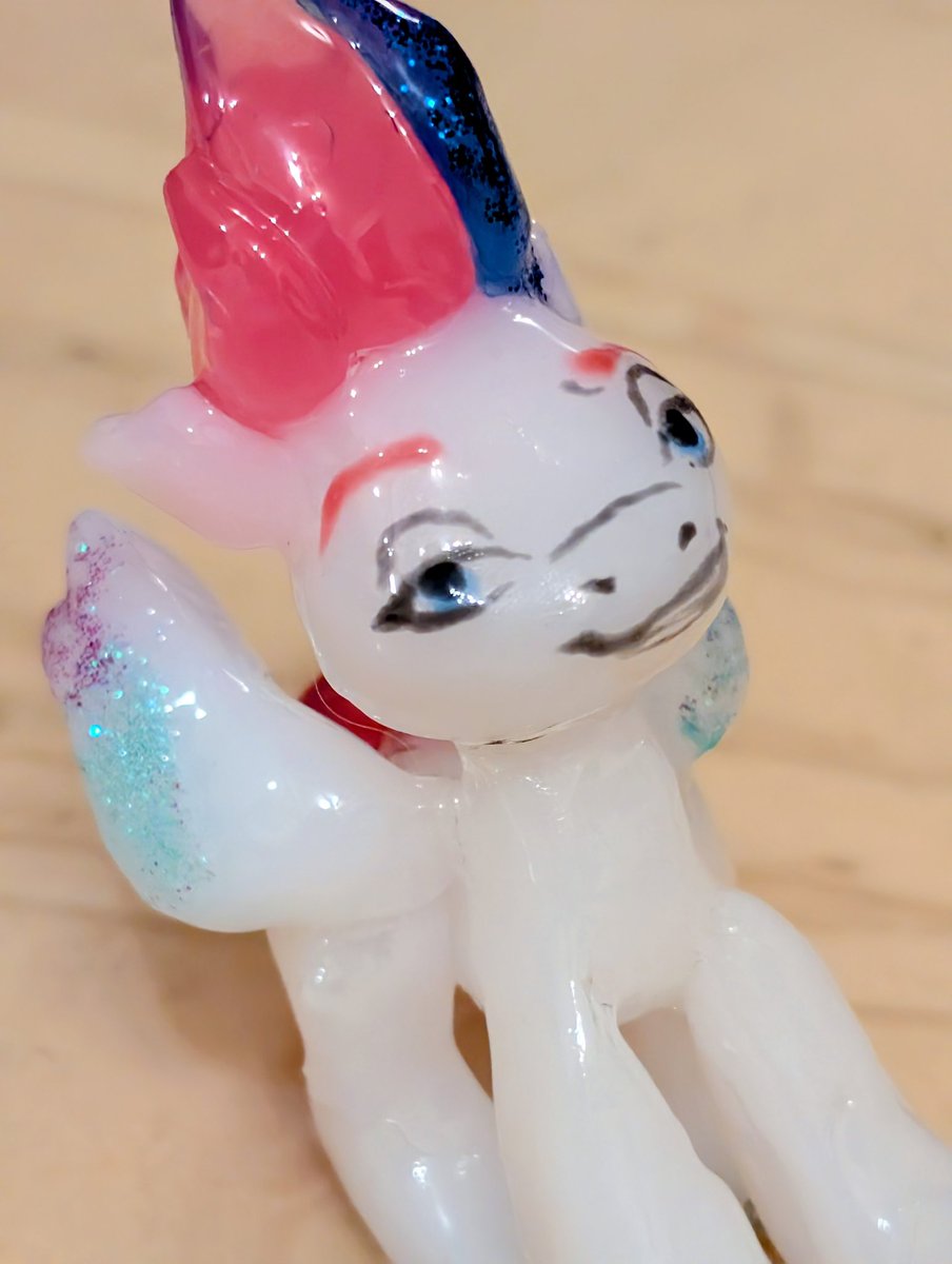 SilverShion28's tweet photo. ジップ完成〜🥳✨💕
#粘土 #造形 #自作フィギュア #ハンドメイド #マイリトルポニー #MyLittlePony #MLP #MYP #ジップ #ZippStorm #Zipp #MLPg5 #mlpart https://t.co/RHzY4WcRBb