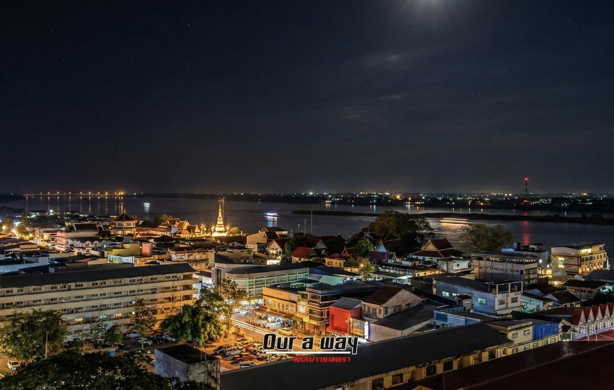 Ouraway1's tweet photo. 🌃 มุมสูงยามค่ำคืนที่มุกดาหาร… เมืองเล็กๆ ริมฝั่งโขงที่ส่องประกายงดงามไม่แพ้ที่ใด

แสงไฟจากสองฝั่งแม่น้ำโขง บอกเล่าเรื่องราวของผู้คน วิถีชีวิต และเสน่ห์ที่ไม่เคยหลับใหล ✨

แล้วคุณล่ะ… เคยหลงรักมุกดาหารในมุมยามค่ำคืนแบบนี้หรือยัง

#Ourawayเส้นทางของเรา #เก็บความ���รงจำผ่านภาพถ่าย https://t.co/nZ8MPjvRVK