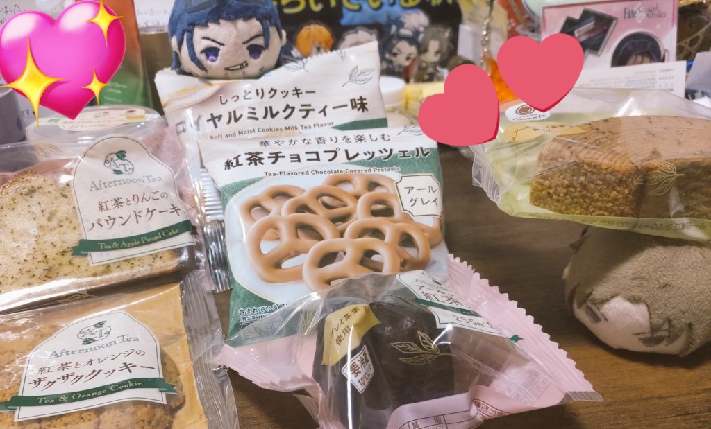 loa_fang's tweet photo. うんしょ、うんしょ
主は紅茶がお好きなんですね。長谷部が運びますよ。
どれが1番お好みですか https://t.co/y1QGYJMo2l