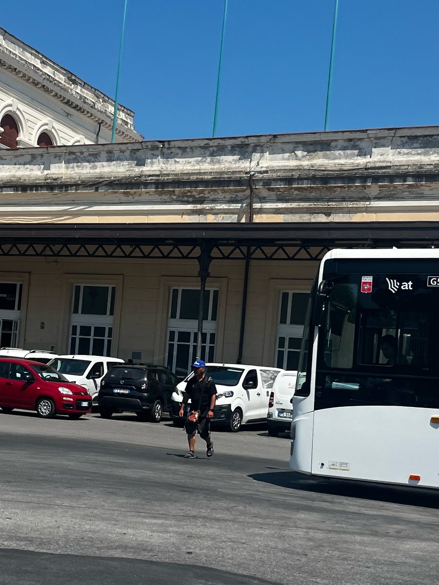 Rory90s's tweet photo. Stavo tornando dall’università, sulla tratta Firenze SMN–Livorno Centrale. A un certo punto sale un uomo, non ho visto da quale fermata si siede e inizia a fissarmi insistentemente.
Poi mi accorgo poco prima di scendere che si stava masturbando mentre mi fissava https://t.co/9Dxtdrbkc8