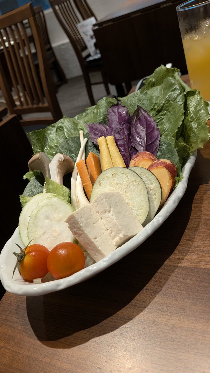 buzz_tkc's tweet photo. はいさーい。目当てのステーキ屋さんを100分待ちで断念したおかげで、健康すぎる食事を送ってます https://t.co/56l2gF2W6c