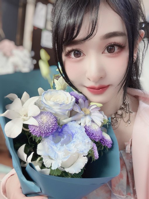 藤咲茉莉花♡ロック座🇯🇵ストリップ - 1 pic. 今日もありがとうございました😊 雨の日じゃなくても湿気で暑くないのに汗ばんで潤い満タンのカエル🐸になったような気持ちになる今日この頃です。 除湿機が届いたので今日から稼働だ！ https://t.co/QMJD3jLveA
