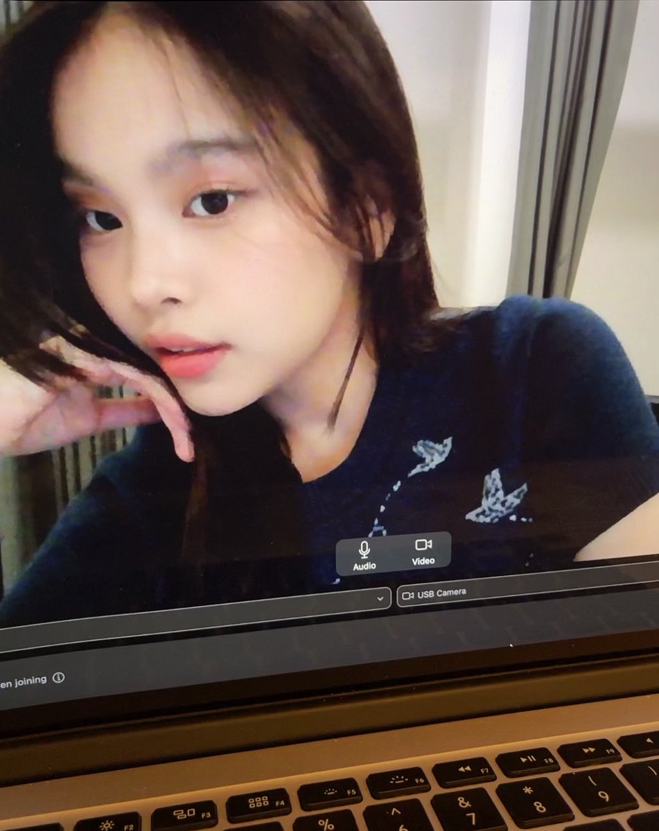 Giaa_JKT48's tweet photo. TERIMAKASII VC BUKAN INI #GiCall #SelaSopia 💙💙 https://t.co/wUUqWQthWo