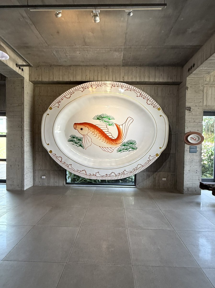 Jm7nC's tweet photo. 台灣碗盤博物館、やっと来れました。
この巨大な魚のお皿やマジョリカタイル、見たかったー😊

2階は、みんな大好きエビ皿や魚の皿の中に、ポツポツと違う絵も。
タコがいた🐙！
鶴のお皿や豆皿のコレクションも面白いなと見ていたのですが…ここ、冷房がないのです。暑い季節は、ちと厳しいよー😅💦 https://t.co/v2er8FRTNs