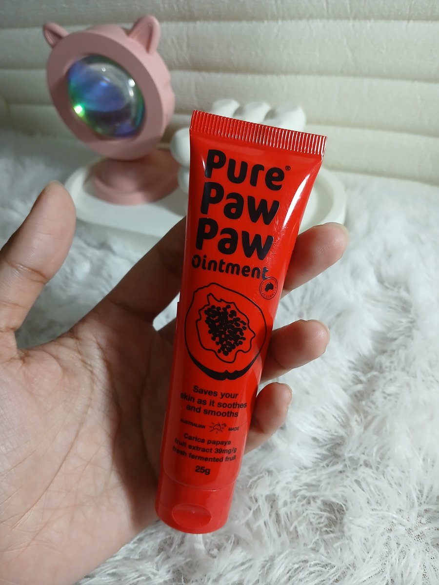 mycsza's tweet photo. Yang bikin aku betah pakai, ternyata ini bukan cuma buat bibir. Kalau kutikula mulai kering, aku oles. Kalau area senyum lagi kering, aku oles. Praktis banget buat dibawa sehari-hari 🤗😍 https://t.co/tH5srmSpLg