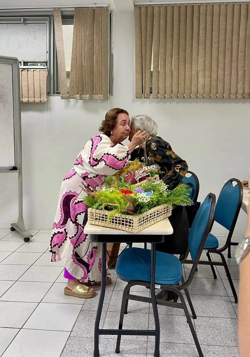 diarioonline's tweet photo. 👩‍🎓Idosa defende TCC aos 77 anos e recebe mãe na plateia, de 98: ‘Emocionante’

➡️Marivan Ferraro cursa Design na Unifor e apresentou trabalho bordado feito em parceria com a mãe. https://t.co/8RtD1vmx3k