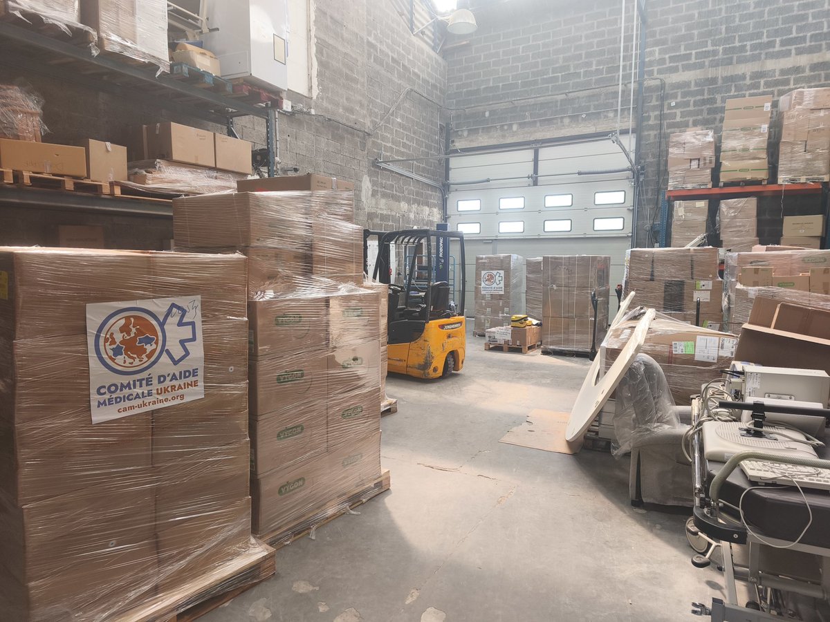 AideMedicaleUkr's tweet photo. Le 47ème camion du Comité d'Aide Médicale Ukraine est parti aujourd'hui avec 21 palettes de kits chirurgicaux, de perfusions, de parapharmacie et l'équipement médical de 3 ambulances que nous allons envoyer plus tard.
Demain il chargera 12 palettes d'outillage aux Bricos du cœur.
Aidez nous à poursuivre notre pont humanitaire
https://t.co/Gx59Gx7CsW
