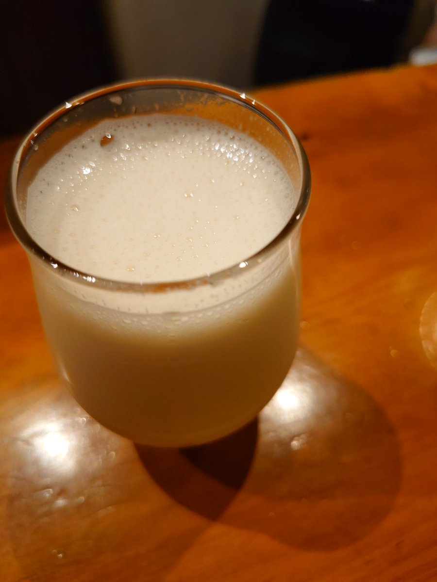 hinakofighter's tweet photo. ウイスキーをビールの泡割りで。最初はビール的爽快感、からのウイスキーが来る。でも最後飲み終わりの感覚はビール飲んだときに近い感じ。 https://t.co/1QUJ21HmwH