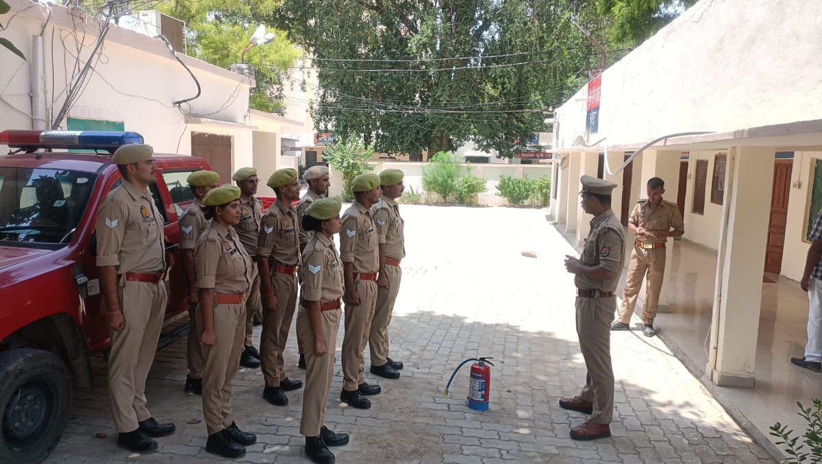 fatehpurfire's tweet photo. SP फतेहपुर महोदय के निर्देशन में CFO के पर्यवेक्षण में  प्रभारी अग्निशमन केंद्र सदर द्वारा नवनियुक्त रेडियो ऑपरेटरों को प्रारंभिक अग्निशमन यंत्रों के उपयोग का प्रशिक्षण दिया गया https://t.co/gfI72K95sy