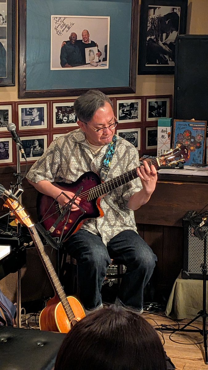 Gannco's tweet photo. おがわてつや(gt,cho)×高田志麻(vo,gt,pf)
＠ 出町柳 Jazz cafe Murra(むーら)
志麻ちゃんがむーらに初登場と言うことで見届けに、1部2部ともにてっちゃんのソロから、ほとんど2人でガッツリと。
お客さんに膝が当たりそうな距離に戸惑いもあったりだけどお店は気に入って、次も決めて帰るのかな？ https://t.co/wC3AjADNeZ