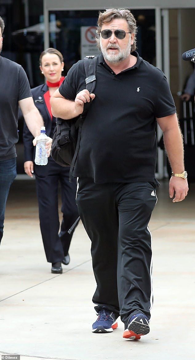 RussellFansCon's tweet photo. "On the move. Casual, comfortable, and focused on what's ahead. 🏃‍♂️💨 Hope you're all having a productive week out there!"

#RussellCrowe #OnTheMove #TravelStyle #CandidShot #CasualFit #HollywoodLegend #ActorLife #AirportStyle #FanAppreciation #TrendingNow #ExplorePage #Gladiator https://t.co/H9gfnnzZFA