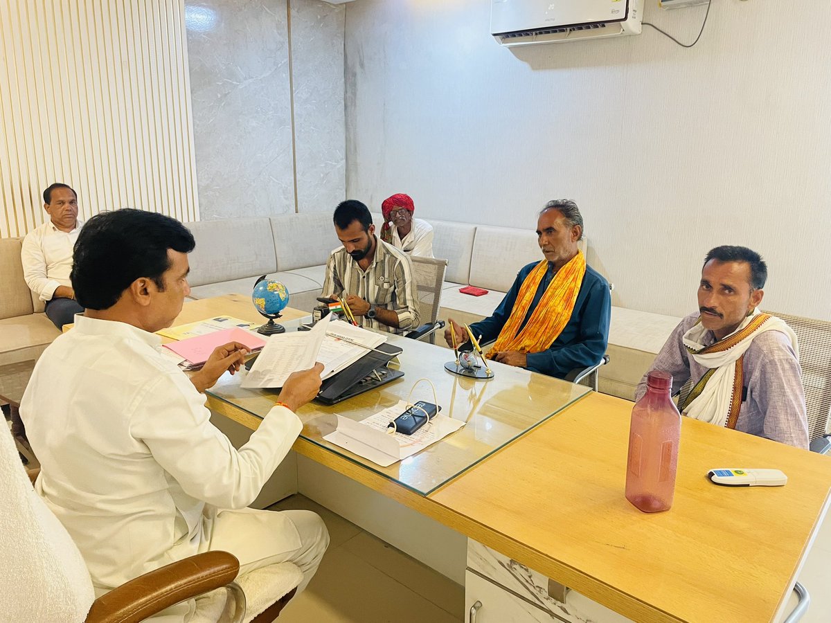 ChandersinghINC's tweet photo. आज जिला पंचायत में पधारें जिलेभर के सभी परिवारजनों की समस्याओं को सुना एवं निराकरण हेतू संबंधित अधिकारियों को निर्देशित किया।@digvijaya_28 @INCMP https://t.co/2WkHmmStEn