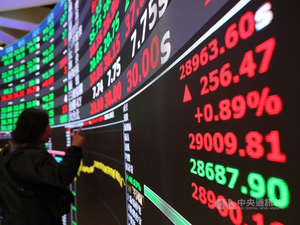 thisisksa's tweet photo. Bubble warning from Taiwan?

Taiwanese investors are reportedly borrowing heavily to chase the AI stock boom, with much of the frenzy centred around TSMC and the semiconductor supply chain.

Margin debt is surging, household borrowing is rising, and some investors are even using money earmarked for home purchases to buy stocks. 

The AI trade has become so crowded that fears of a speculative bubble are starting to grow.

TSMC now dominates Taiwan's market, accounting for roughly 42% of the benchmark index, while local investors continue piling into AI-linked names despite valuation concerns.

When taxi drivers, students, and first-time investors are leveraging up to buy the same trade, history says it's worth paying attention.

Source: Bloomberg