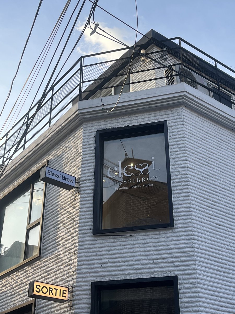 elessi_lash's tweet photo. エレシブロウが位置する上水(サンス)駅の周りは静かな住宅街で観光客の方にはあまり知られていないですが、おしゃれで雰囲気のいい飲食店がたくさんあります🍷まだ韓国は梅雨入り前なので比較的過ごしやすい天気ですが日傘は必須です⛱️ #韓国旅行 #フォロバ100 #アートメイク https://t.co/BTVJrKucmR