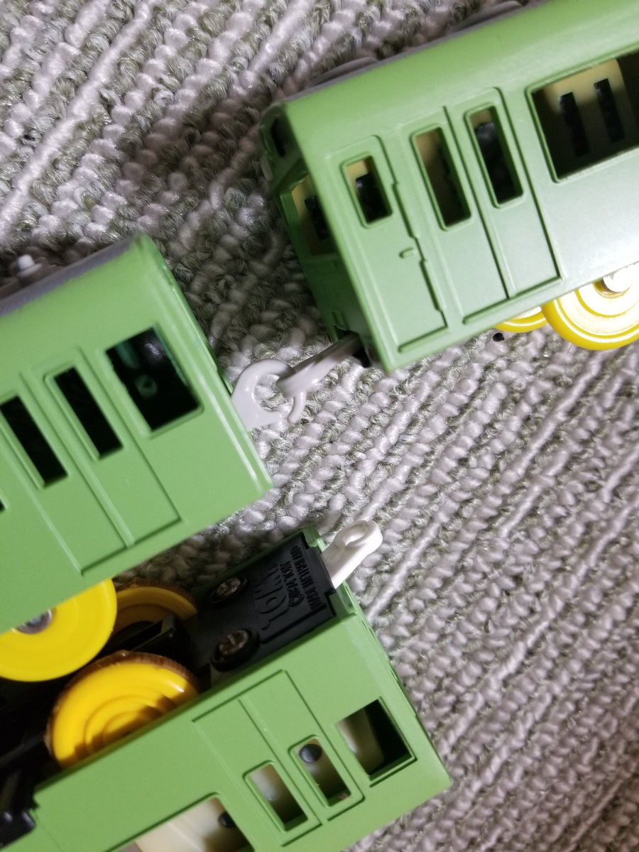 Shirotai_2's tweet photo. これも製作者不明、ヤフオクにて入手した40N体質改善車の奈良線
窓枠カット、雨樋を削ってプラレールらしさを残しつつ丁寧に改造されててお気に入りです
2、3両目だけ貴重なグレー車輪に交換されてます https://t.co/pfYOzndyDQ