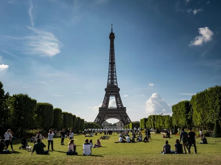 Paris'te Sıcak Hava Dalgaları Eyfel Kulesi'ni Erken Kapatmaya Zorladı