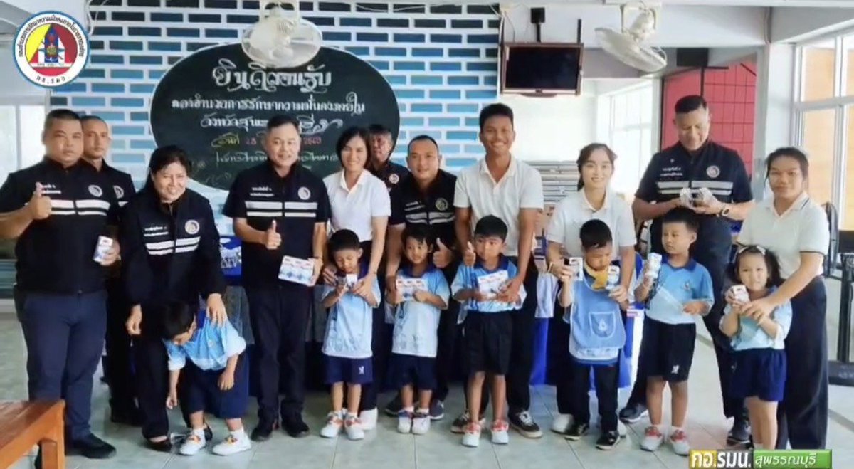 isocSuphan's tweet photo. กอ.รมน.จังหวัด ส.พ. ลงพื้นที่ดำเนินกิจกรรมจิตอาสาเพื่อสังคม โดยสนับสนุนอาหารกลางวันและมอบนมจืดให้แก่น้อง ๆ นักเรียน ณ ศูนย์การศึกษาพิเศษ เขตการศึกษา 5 ต.ทับตีเหล็ก อ.เมืองสุพรรณบุรี จ.สุพรรณบุรี https://t.co/DiJFdkhctQ