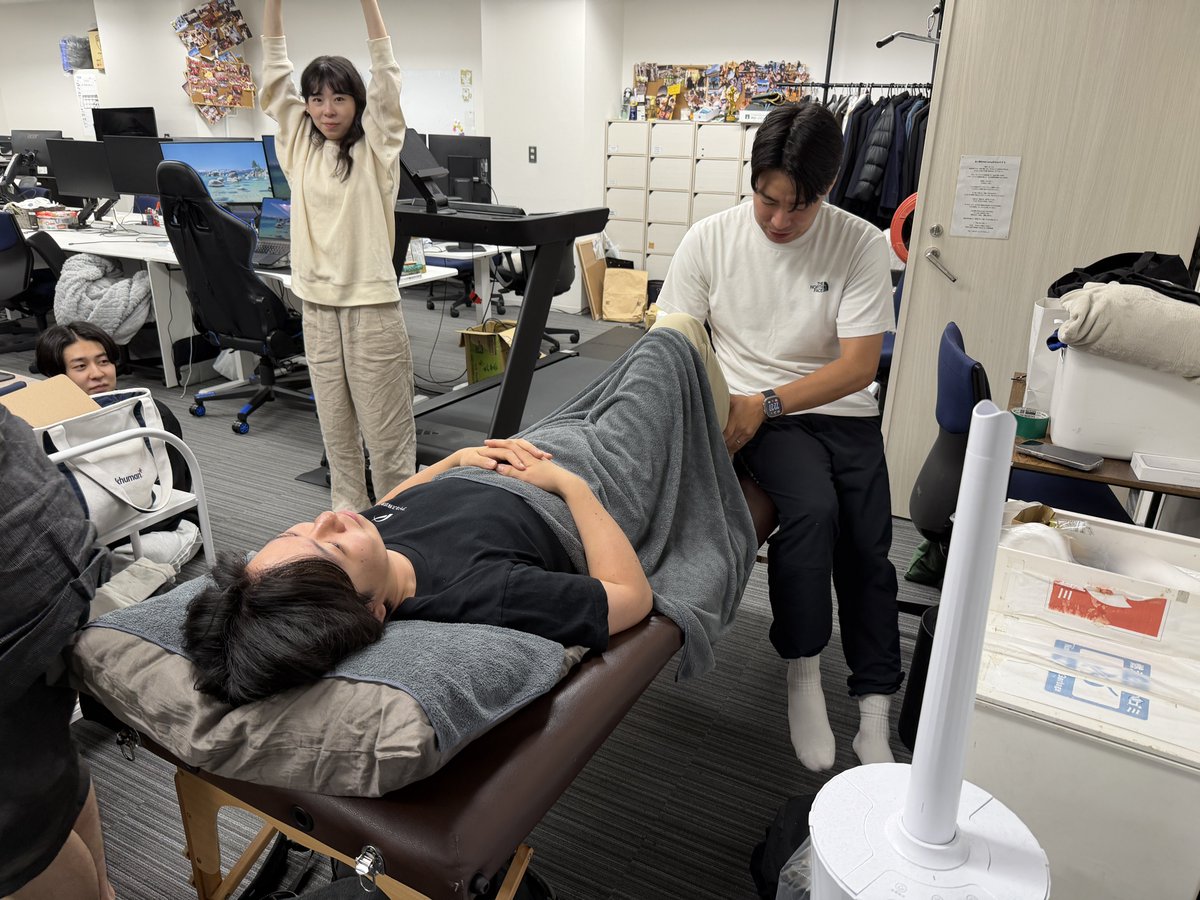 mikami_01's tweet photo. オフィス整体、ガチでパフォーマンス上がるので、おすすめです！！
@nobukitachibana 
橘先生が1番良いです！ガチです！
今日は弊社の開発チームがお世話になっております！ https://t.co/meYbwTB0U8