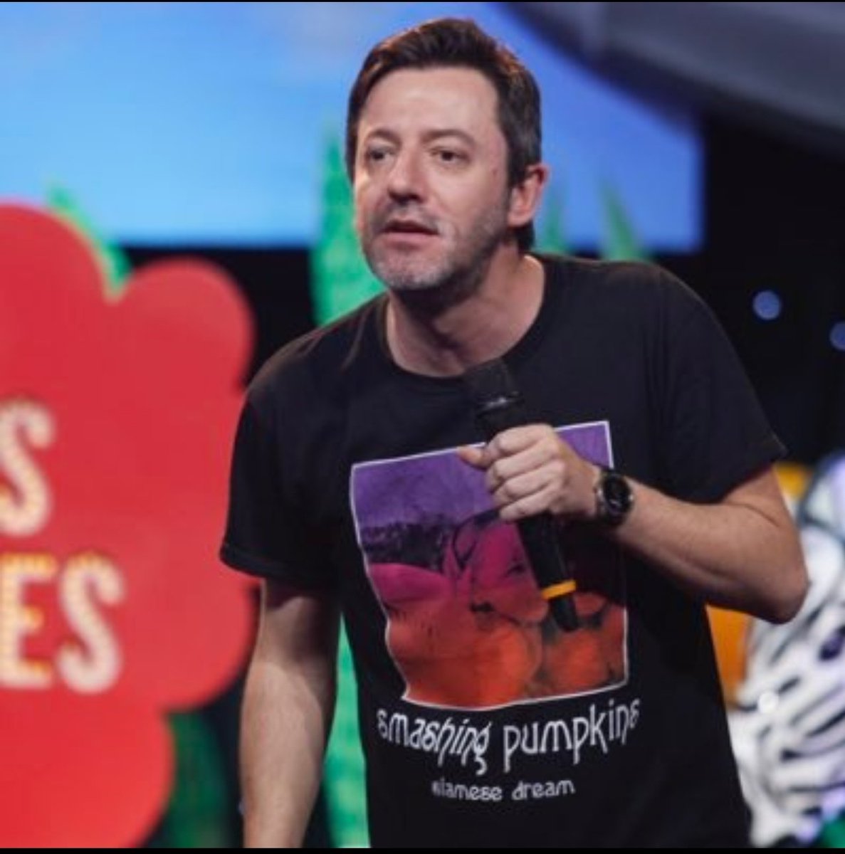 ILUSTRESignoran's tweet photo. Han sido cuatro años animando las grabaciones de ILUSTRES IGNORANTES. @_DavidNavarro_ emprende nuevas y merecidas aventuras que lo confirman como el grande del stand up que es. Gracias, David, por la entrega y las risas... Siempre serás Ilustre! https://t.co/RPiKkUW1ni