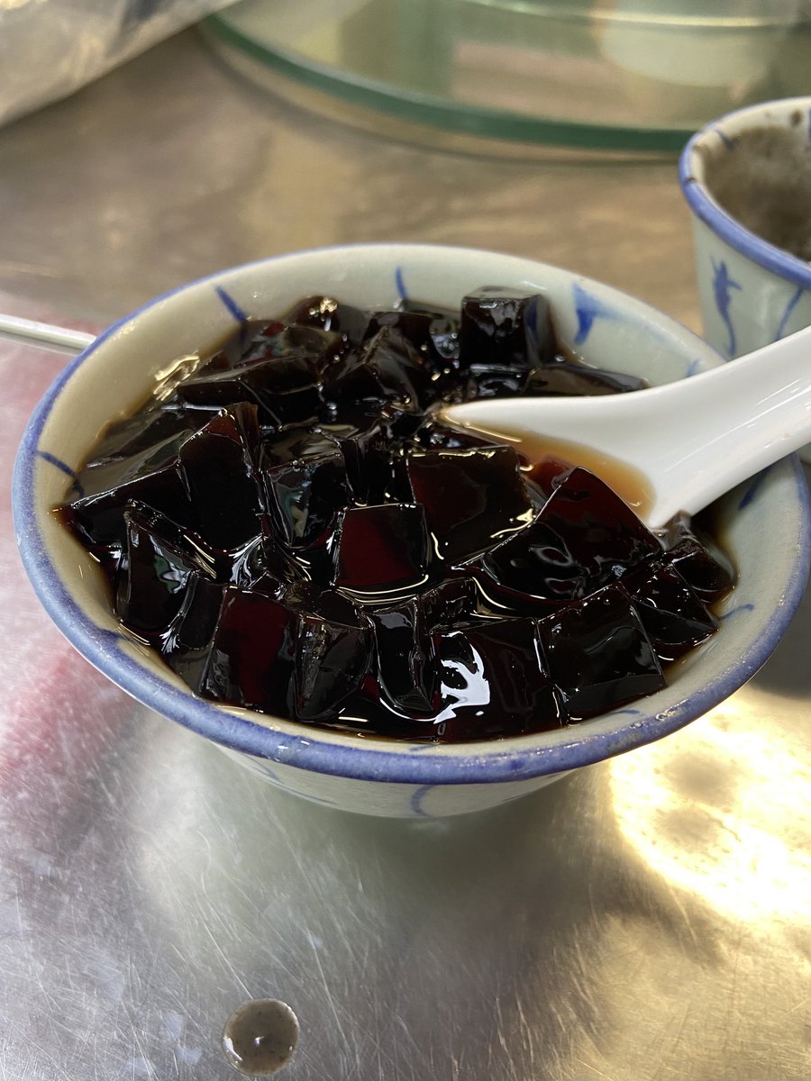 macaukun's tweet photo. マカオの雀仔園街市隣の屋台で。
こういう場所で食べる糖水がまた良い。
黒いのばかり食べたけど。 https://t.co/On0v8ktNvj