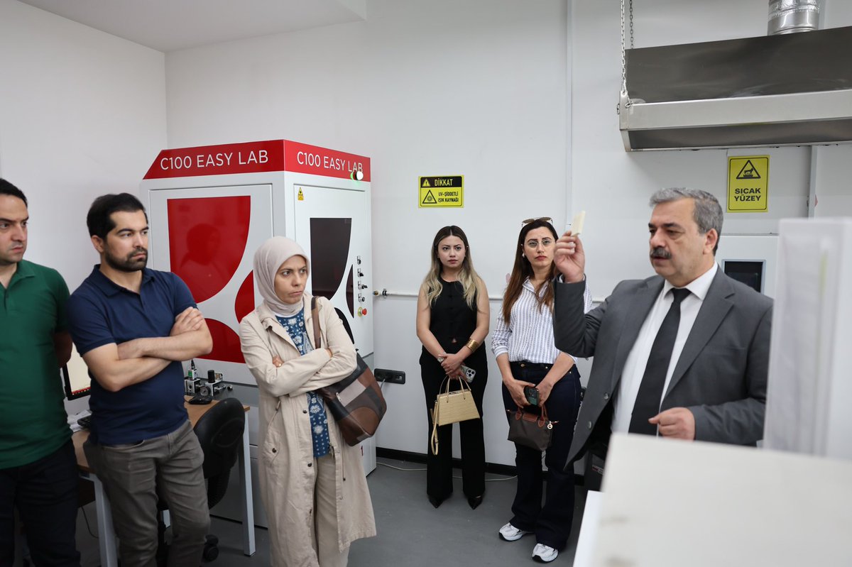 sivasbtu's tweet photo. 🎓 Rehber Öğretmenlere SBTÜ Tanıtım Programı Gerçekleştirildi
Gençlerin kariyer yolculuğunda en önemli akıl hocaları olan rehber öğretmenlerimizi Üniversitemizde ağırladık.
Sivas İl Milli Eğitim Müdürlüğü ile Üniversitemiz arasında imzalanan “Sosyal, Bilimsel ve Teknolojik İş Birliği Protokolü” ile “SBTÜ Mesleki Rehberlik ve Toplumsal Katkı Projesi” kapsamında düzenlenen programda; il merkezindeki resmi ve özel ortaöğretim kurumları, rehberlik ve araştırma merkezleri ile özel öğretim kurs merkezlerinde görev yapan rehber öğretmenlerle bir araya geldik.
Program kapsamında gerçekleştirilen kampüs gezisinde Rektörümüz Prof. Dr. Mehmet Kul rehber öğretmenlere Üniversitemizin eğitim modeli, uygulama odaklı öğretim anlayışı, akademik birimleri, araştırma altyapıları ve öğrencilerimize sunduğumuz imkânlar hakkında kapsamlı bilgiler verdi.
Çünkü biliyoruz ki; gençlerin geleceğine yön veren her doğru tercih, onları doğru yönlendiren bir rehber öğretmenin emeğini taşır.
Öğrencilerimizin geleceğine katkı sunan tüm rehber öğretmenlerimize teşekkür ediyor, iş birliğimizi güçlendirerek sürdürmeye devam ediyoruz.
Burası Sivas Bilim ve Teknoloji Üniversitesi
Gelecekte seni bekleyen fırsatları #gelirsenöğrenirsin