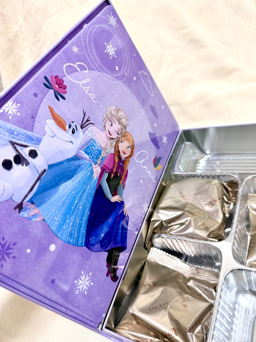 ye_enc's tweet photo. Kee Wah Bakery（奇華餅家）のアナ雪コラボ缶！
本型で絵柄もめっちゃかわいい😭🩵🩷
サイズは想像の倍デカかった！
空港にもあるし店舗数多いのですぐ見つかった☃️
他にもD系コラボ品あったよ〜！
#aoiの香港ﾚﾎﾟ https://t.co/5eoFziCSE3