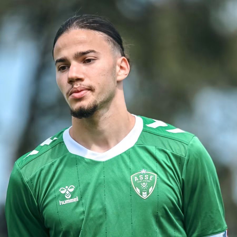 DeadlineDayLive's tweet photo. 🚨 Tragic news from France. 🇫🇷💔

Former Lyon and Saint-Étienne academy player Kenzo Kies has been declared brain dead at the age of 21 after drowning in the Rhône. The midfielder spent this season with Guingamp's reserve side.

(Source: @RMCsport) https://t.co/7NH2RGoc6l
