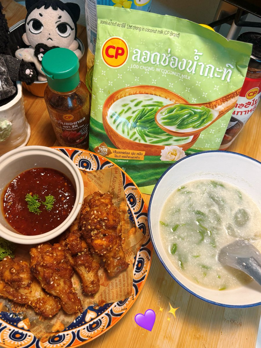 sugartennie's tweet photo. เมนู ปีกไก่บนทอดพริกหม่าล่า & ล่อดช่องน้ำกะทิ

✨ ขอแนะนำเมนูฉลองคอนเสิร์ต 10 ปีของเตนล์กับเมนูของทานเล่นอย่าง ปีกไก่บนทอดพริกหม่าล่า & ลอดช่องน้ำกะทิ จาก @CPBrandTH

เริ่มด้วยปีกไก่บน ไก่สดอนามัยของCPคลุกเคล้าซอสปรุงรสสามเกลอและเครื่องเทศหม่าล่าหอมๆ เผ็ดชานิดๆ  อบผ่านหม้อทอดไร้น้ำมัน กินเพลินจนหยุดไม่ได้ 🔥🍗 แล้วตัดรสด้วยลอดช่องน้ำกะทิหวานหอม เย็นชื่นใจ 🥥✨ เป็นคู่ความอร่อยที่ลงตัว เหมือนโมเมนต์แห่งความสุขที่แฟนๆ ได้ร่วมฉลอง 10 ปีไปกับน้องเตนล์

อิ่มอร่อย ฟินทั้งคาวหวาน พร้อมส่งกำลังใจให้น้องเตนล์ในวันพิเศษนี้ 💜@CPBrandTH 

#CP #CPxTENCORE0110Concert #TENCORE0110Concert #TENCORE0110iscalling #TEN