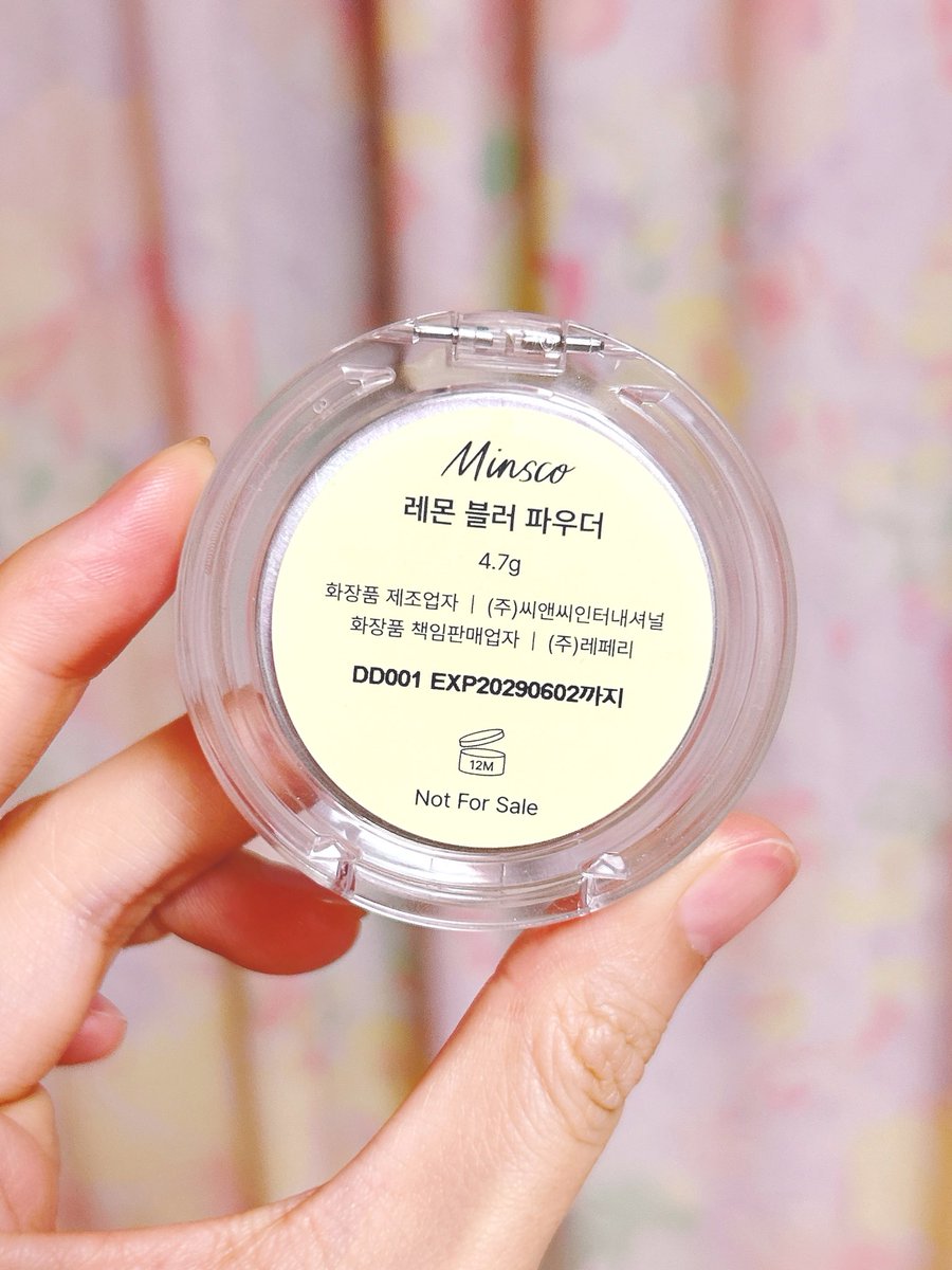 monaribbon's tweet photo. espoirからminscoさん限定で作られたレモンブラー パウダーが届いたのですが、確かに顔色が明るく見えて「私はレモンカラーを使うべきなんだな」と実感しました🍋💛

たくさん塗ると少し乾燥しやすいですが、ブラシでふんわり少量のせる程度なら、確実に顔色が明るく見えます💛✨ https://t.co/wnW4Z5xyyG
